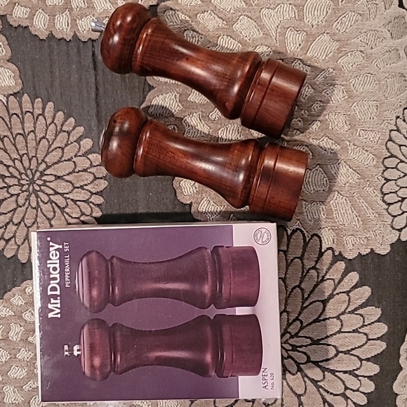 Mr. Drdley Pepper Mill Set - Picture 2 of 2
